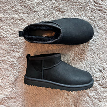 Carica l'immagine nel visualizzatore di Gallery, Ugg ultra mini
