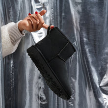 Carica l'immagine nel visualizzatore di Gallery, Ugg mini
